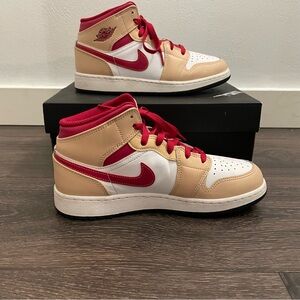 Air Jordan 1 Mid (GS).  white onyx/Light curry-white